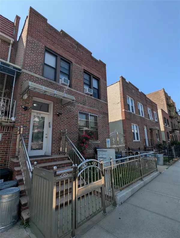 3352 29th ST, Astoria, NY 11106