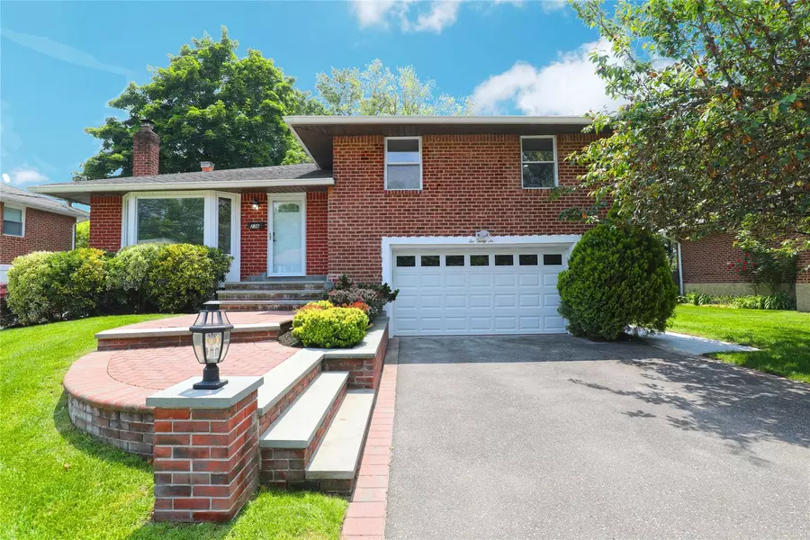 236 Martin DR, Syosset, NY 11791