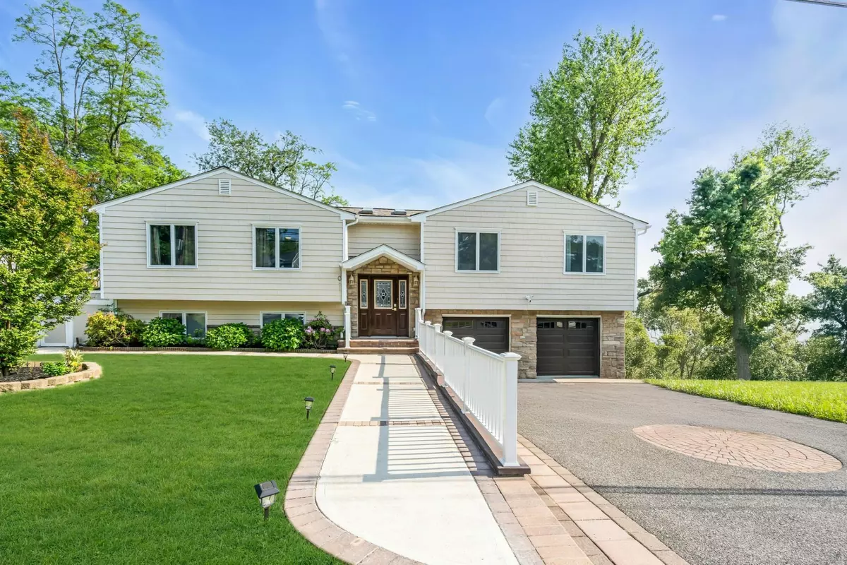 Huntington, NY 11743,68 Manchester RD