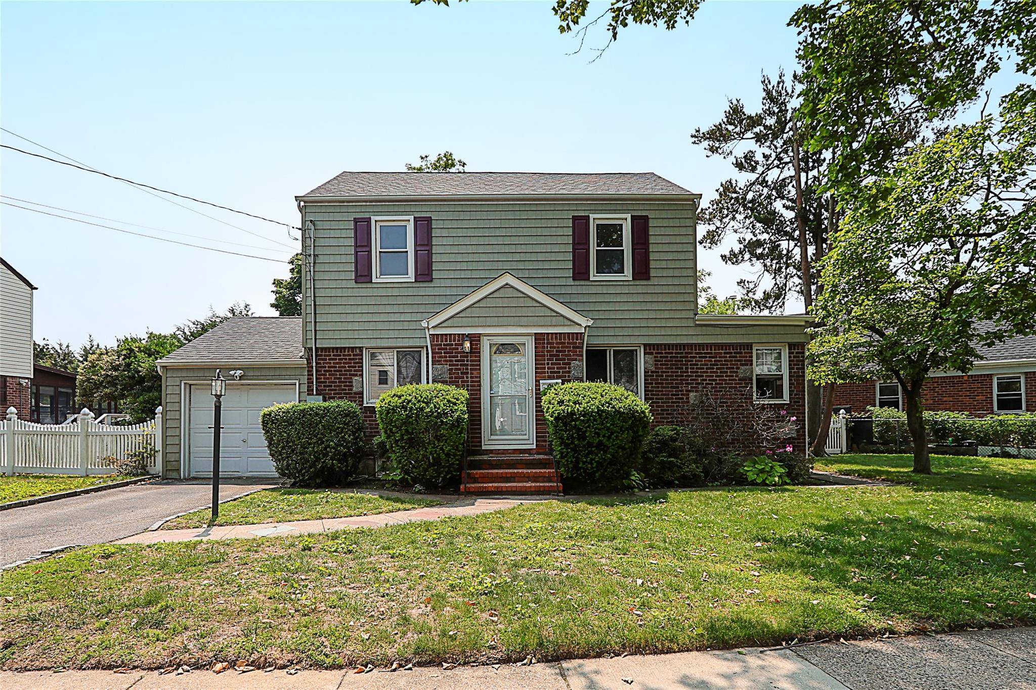 99 Roosevelt CT, Carle Place, NY 11514