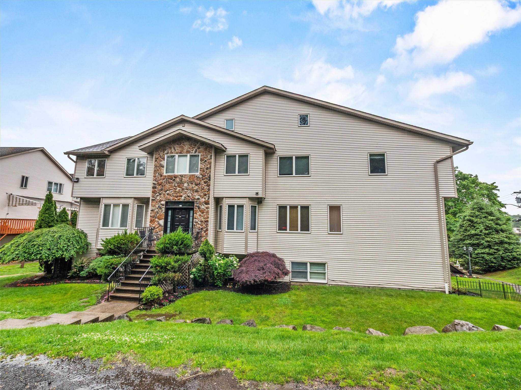 4 Spruill CT, Monsey, NY 10952