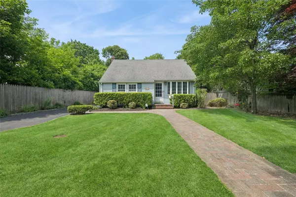 15 W Hemlock ST, Islip, NY 11751