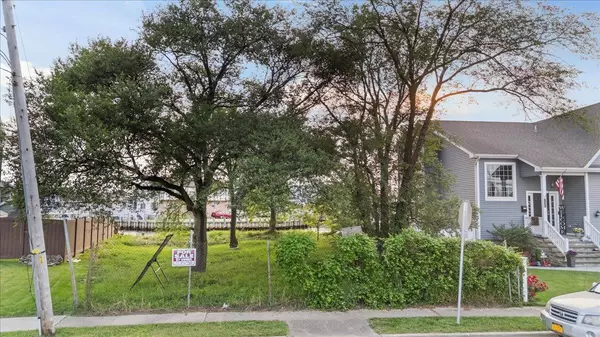 Wantagh, NY 11793,2536 Riverside DR