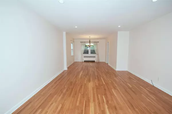 Garden City, NY 11530,242 Clinton RD