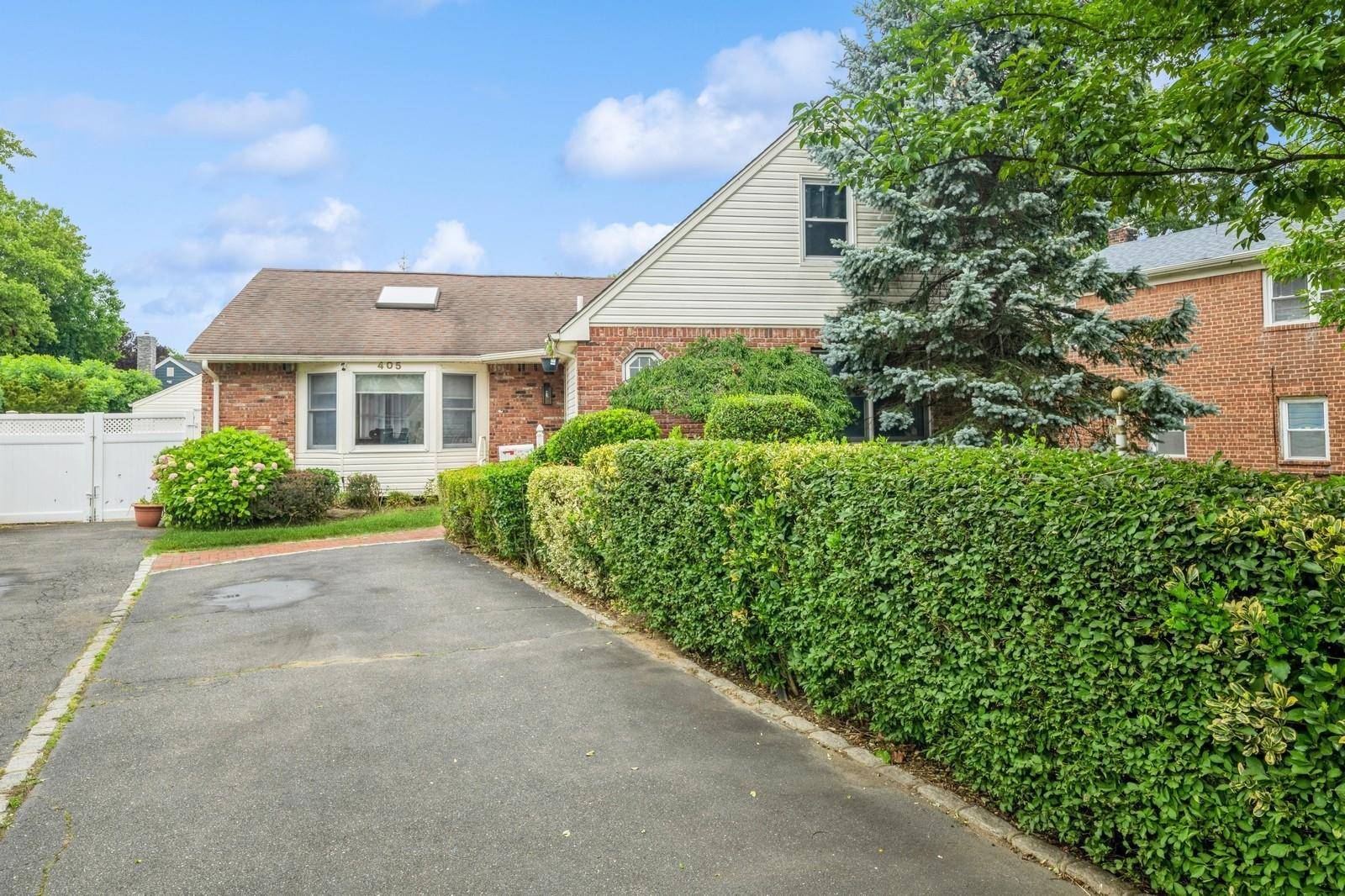 Oceanside, NY 11572,405 Waukena AVE
