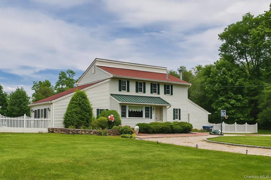 2 Sheafe CIR, Rock Tavern, NY 12575