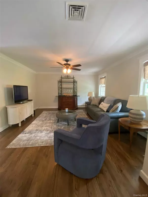 Center Moriches, NY 11934,64 Beachfern RD