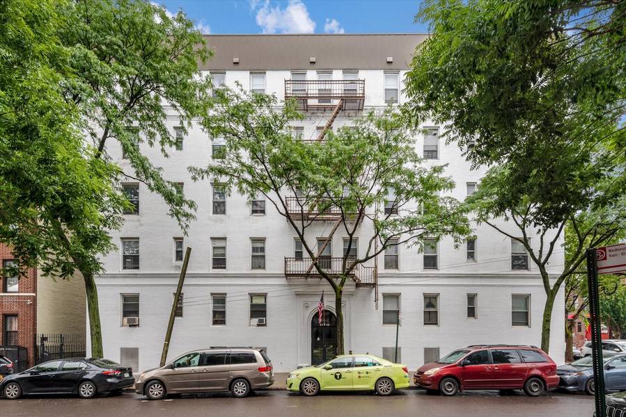 37-75 64 ST #51, Woodside, NY 11377