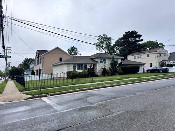 36 Monroe PL, Hempstead, NY 11550