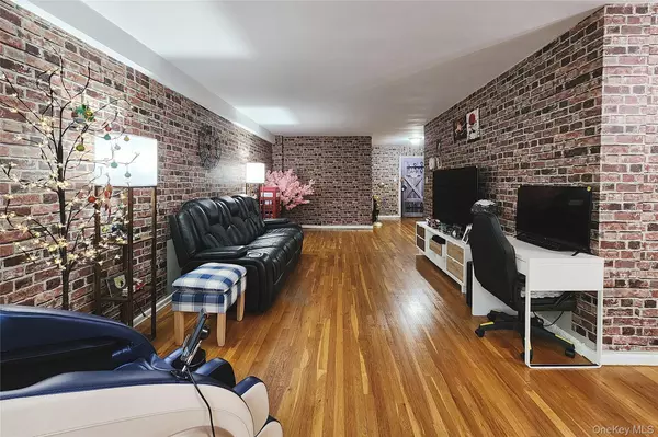 Bayside, NY 11360,209-20 18th Ave #5E