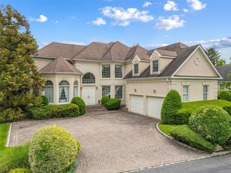 45 Stone Hill DR, Manhasset, NY 11030
