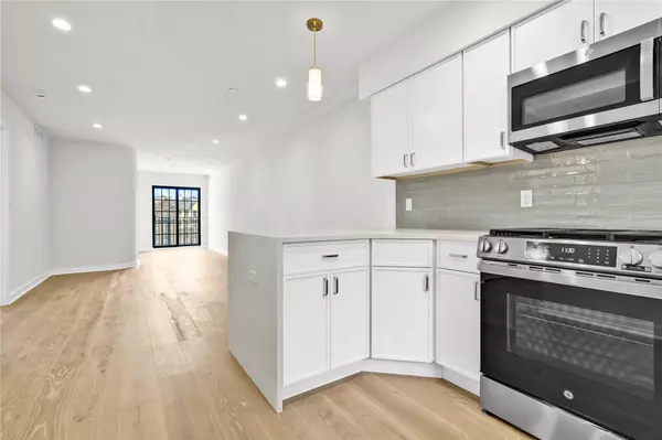 Astoria, NY 11106,25-25 31st AVE #4B
