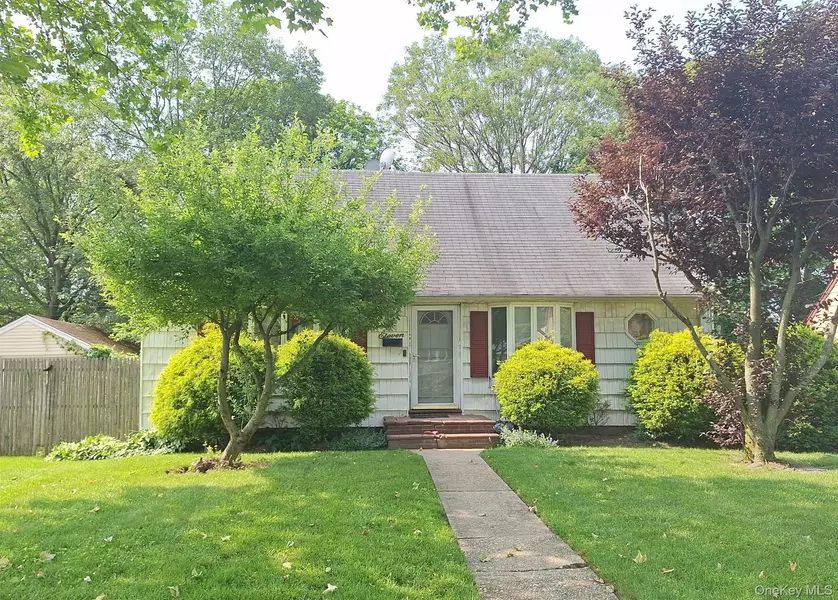 11 Parkwood RD, Westbury, NY 11590