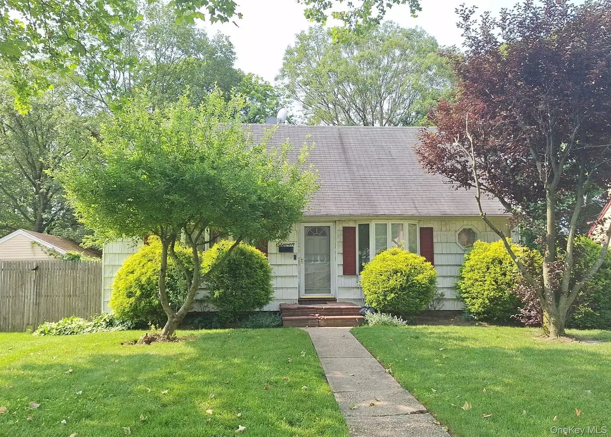 Westbury, NY 11590,11 Parkwood RD