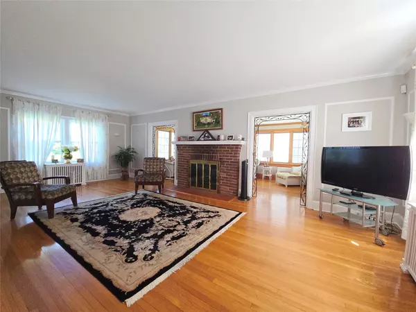 Pelham, NY 10803,89 Park DR