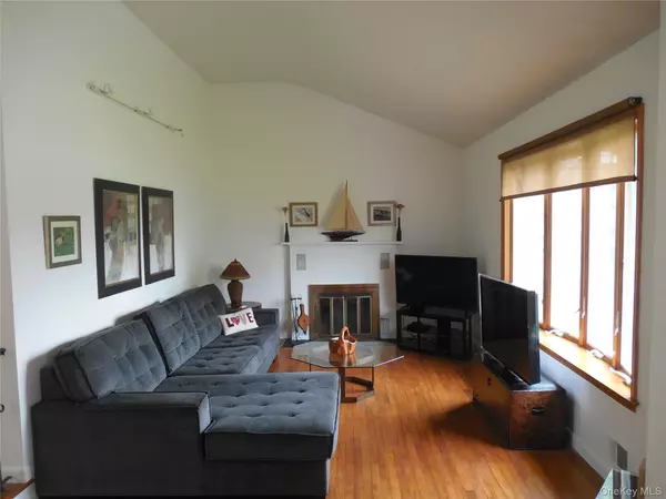 Hampton Bays, NY 11946,24 E Point LN