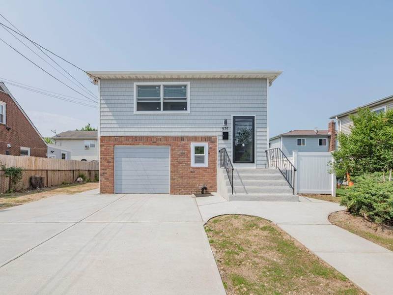 935 Prospect AVE, Westbury, NY 11590