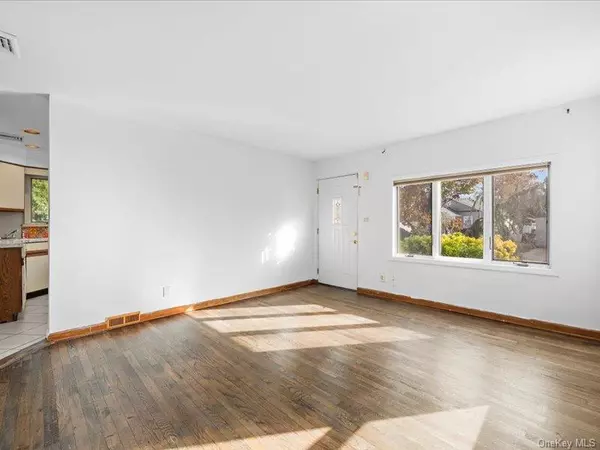 Westbury, NY 11590,31 Broadmoor LN