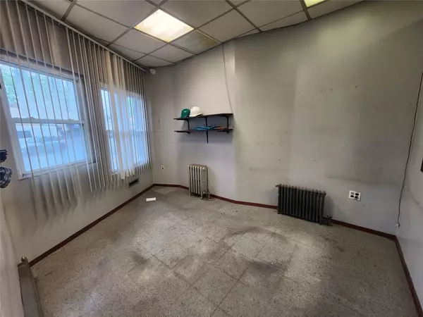 Maspeth, NY 11378,6022 Flushing AVE