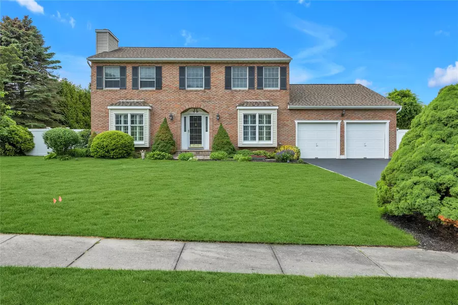 5 Jay LN, Holbrook, NY 11741