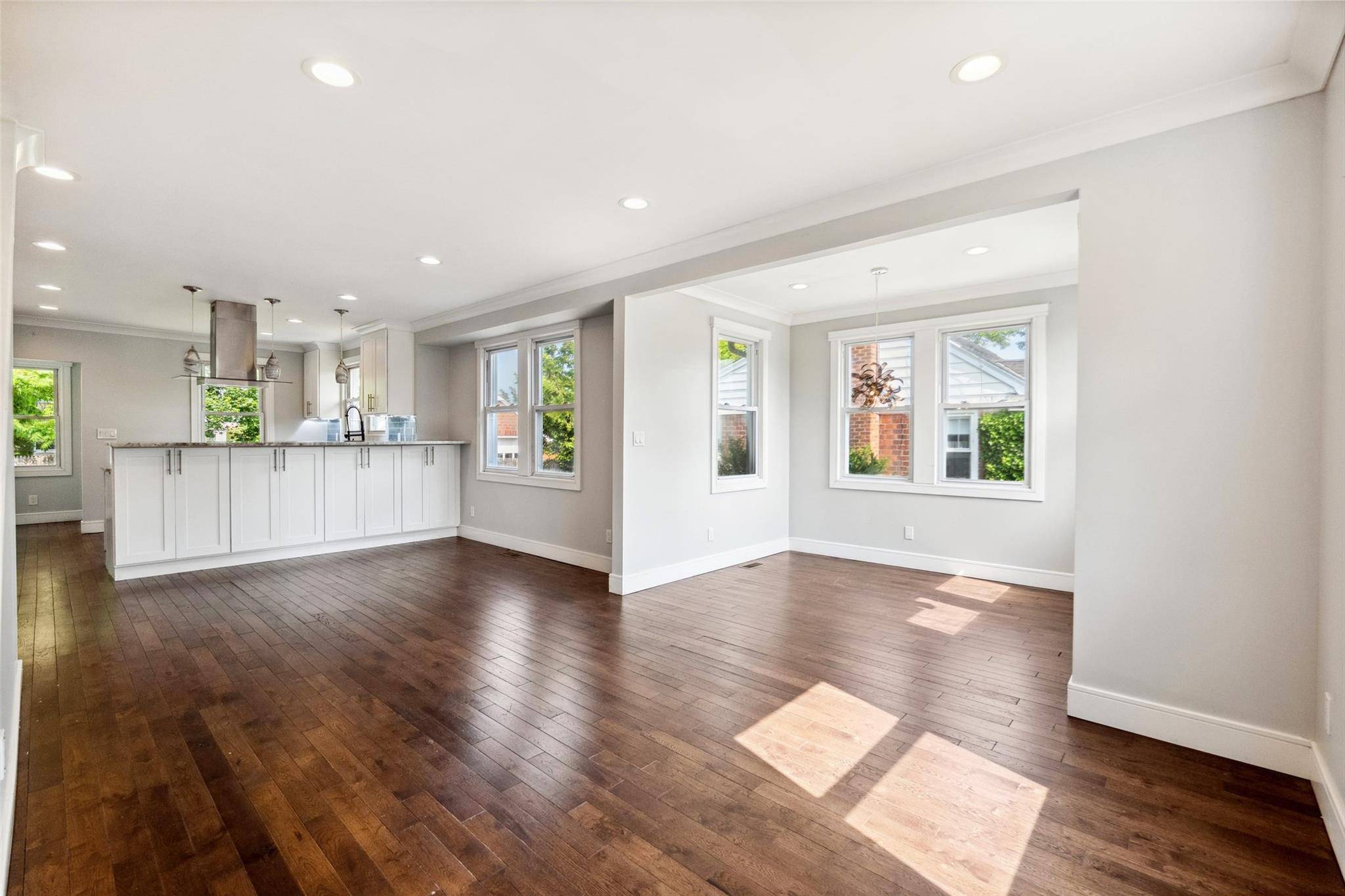 Lindenhurst, NY 11757,634 Adams AVE