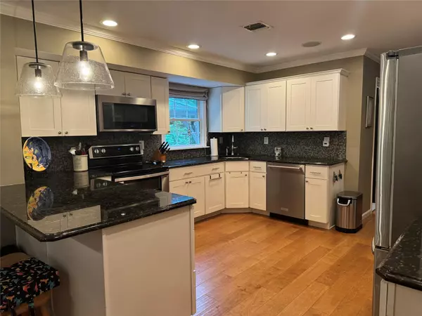 Stony Brook, NY 11790,7 Yorkshire AVE