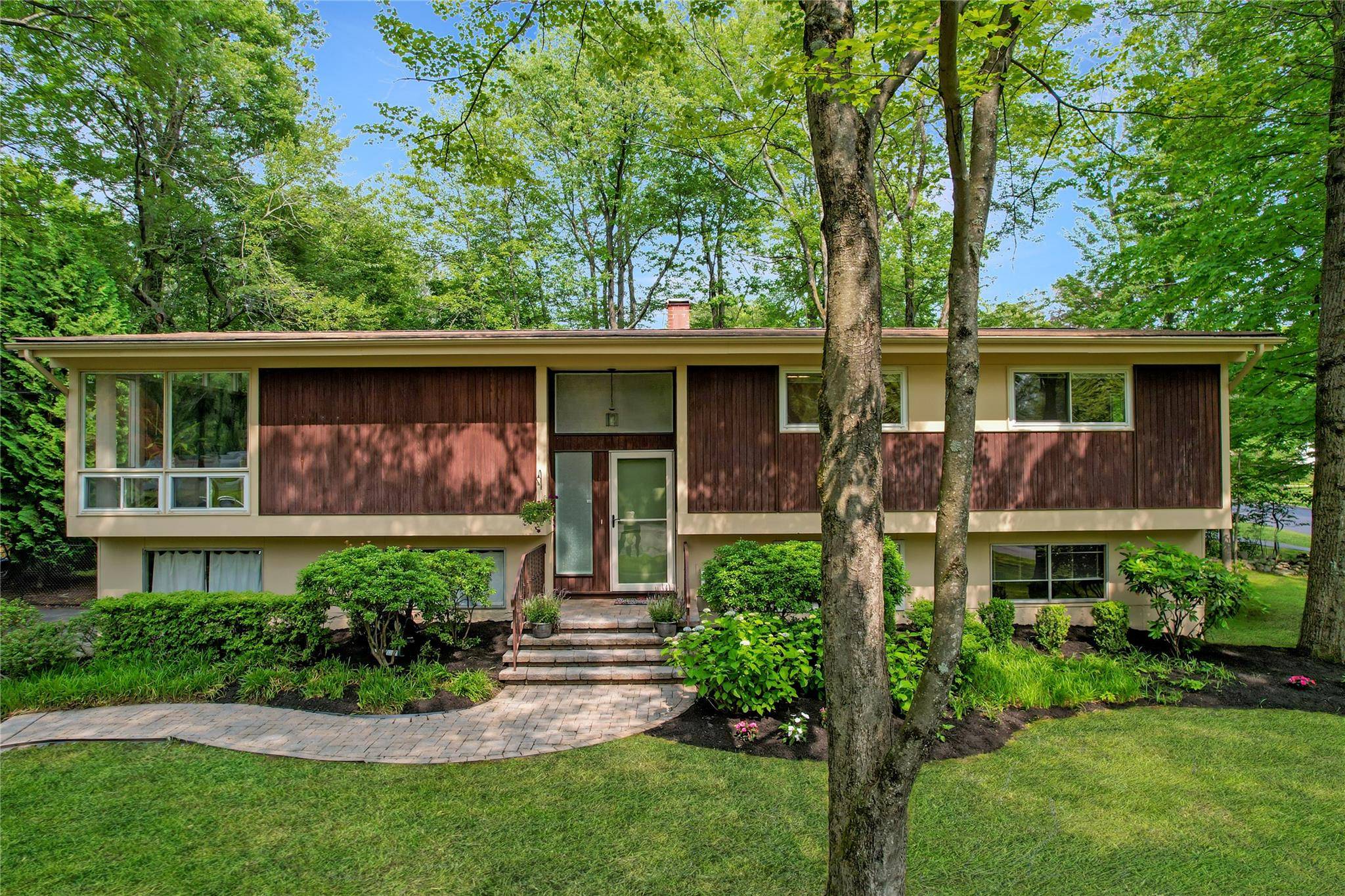 New City, NY 10956,2 Hedge ROW