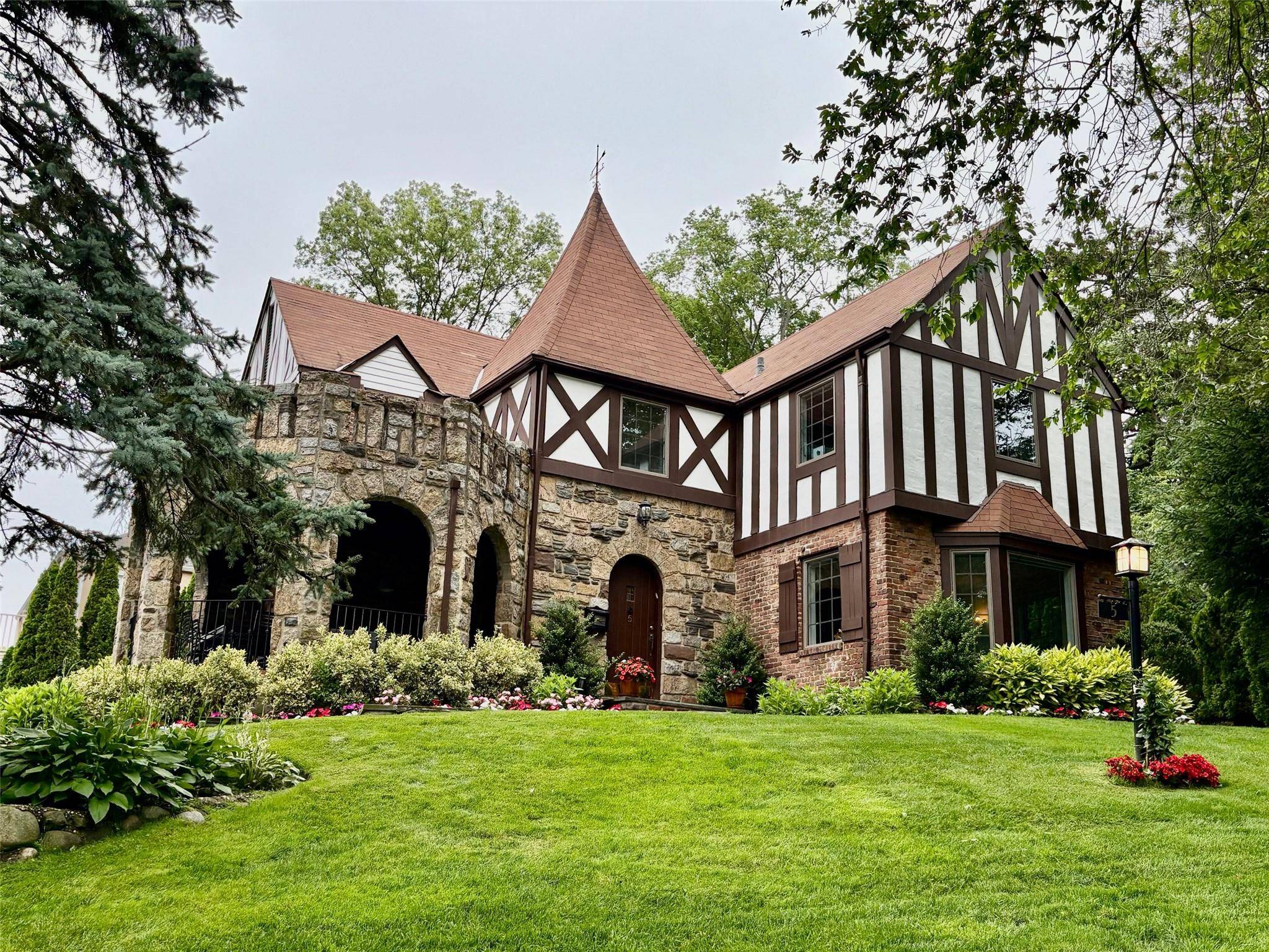 5 Rockcrest RD, Manhasset, NY 11030