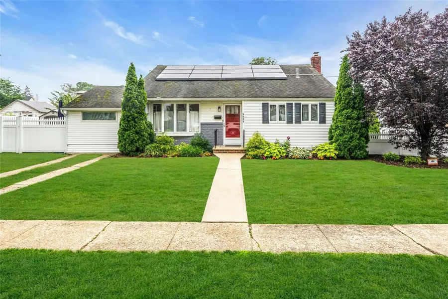 2532 Clinton ST, Bellmore, NY 11710