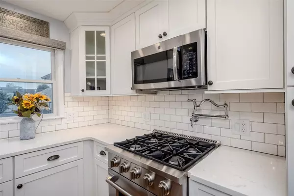 Babylon, NY 11702,10 Bradish LN