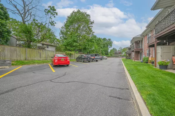 North Babylon, NY 11703,42 Springwood DR