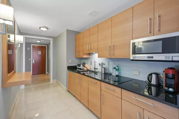 White Plains, NY 10601,1 Renaissance SQ #9A