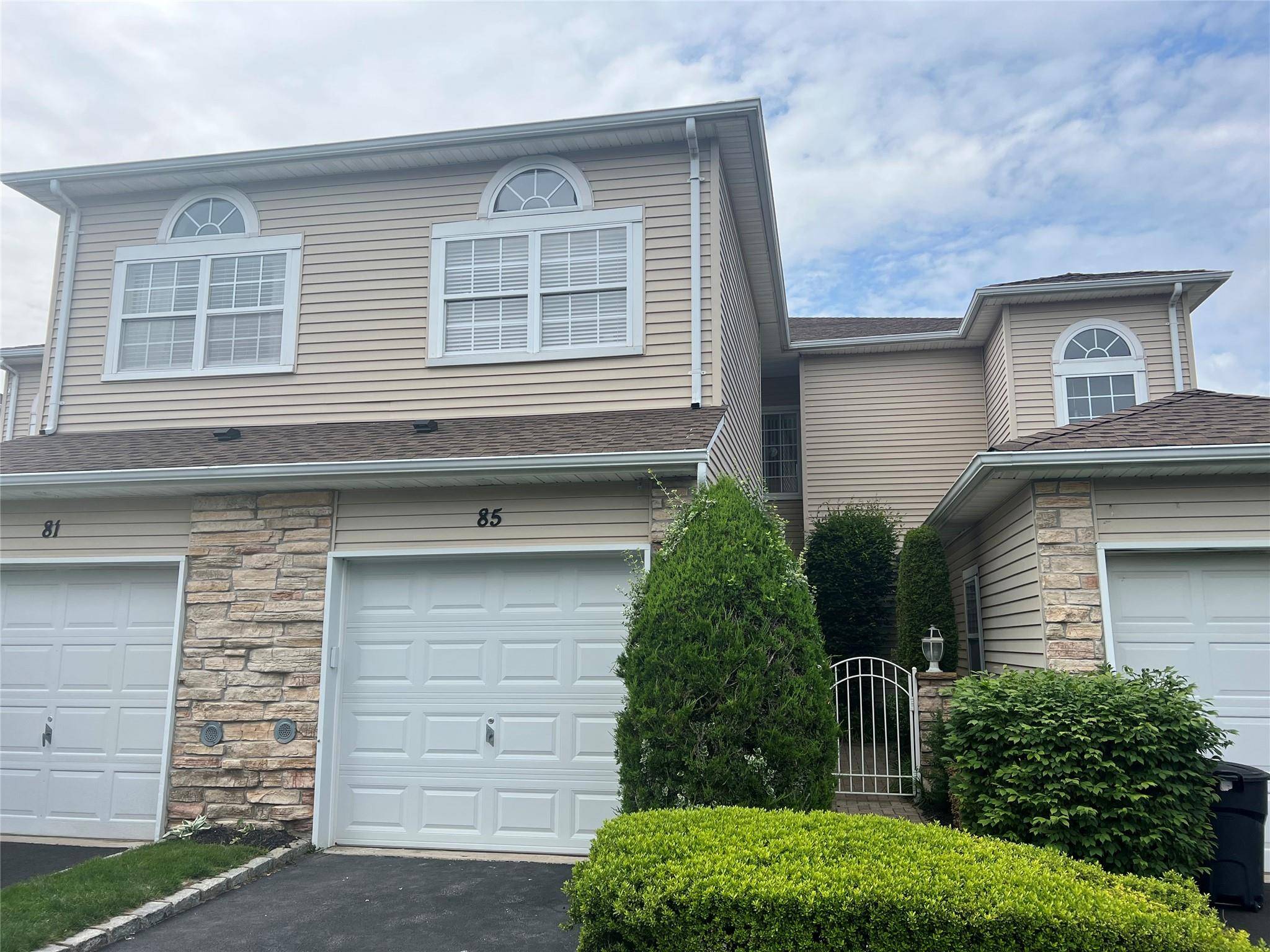 85 Windwatch DR, Hauppauge, NY 11788