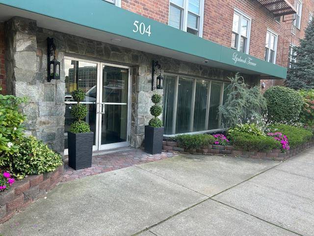 Lynbrook, NY 11563,504 Merrick Rd #4E