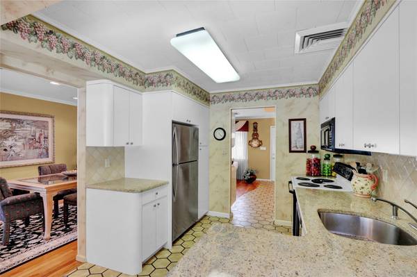 Seaford, NY 11783,1045 Stuart PL
