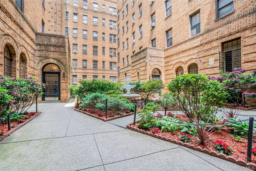 83-44 LEFFERTS BLVD #4 R, Kew Gardens, NY 11415