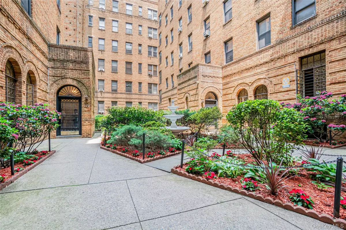 Kew Gardens, NY 11415,83-44 LEFFERTS BLVD #4 R