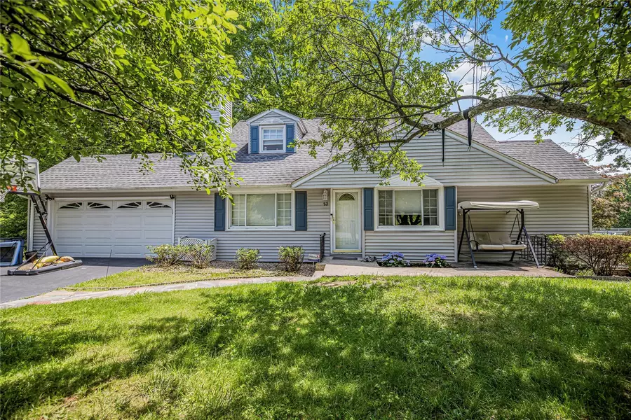 13 Valley View DR, New Windsor, NY 12553