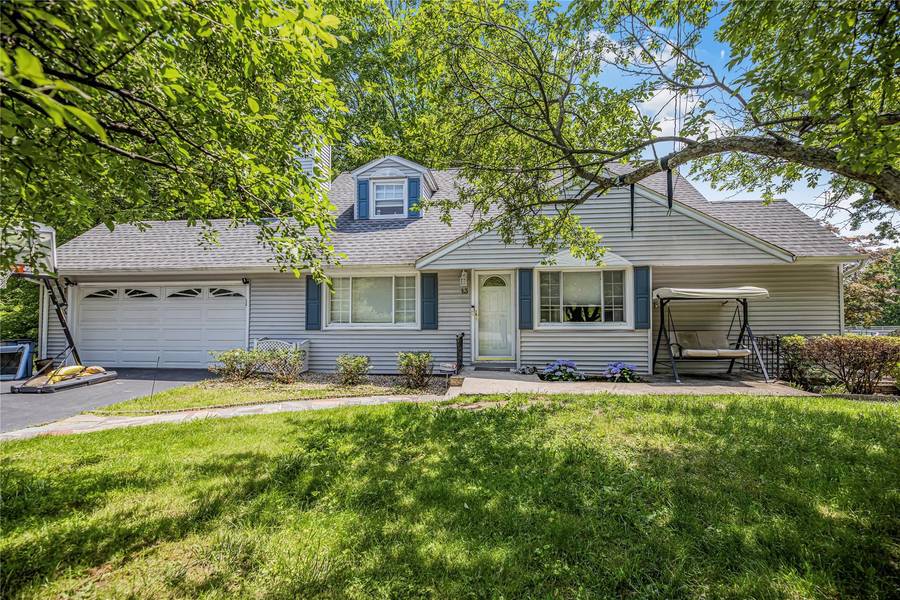 13 Valley View DR, New Windsor, NY 12553