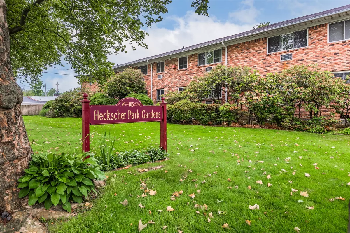 Huntington, NY 11743,105 Prime AVE #D4