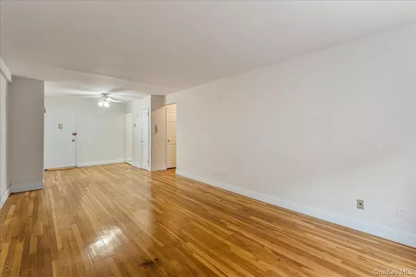 Little Neck, NY 11362,54-44 Little Neck Pkwy #5G