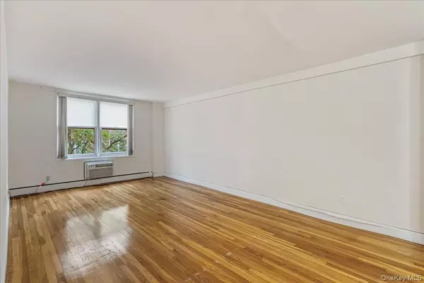 Little Neck, NY 11362,54-44 Little Neck Pkwy #5G