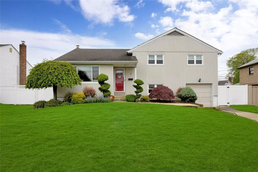 5 Hampton RD, Massapequa, NY 11758
