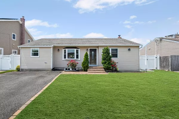 19 Michel AVE, Farmingdale, NY 11735