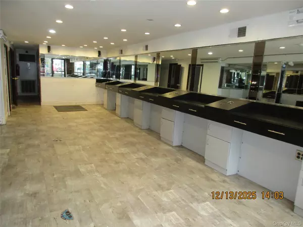 Middle Village, NY 11379,75-08 Metropolitan AVE #lower