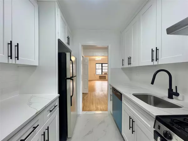 Elmhurst, NY 11373,44-21 Macnish ST #2G