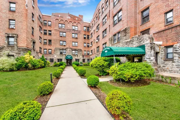 Pelham, NY 10803,4784 Boston Post RD #B23
