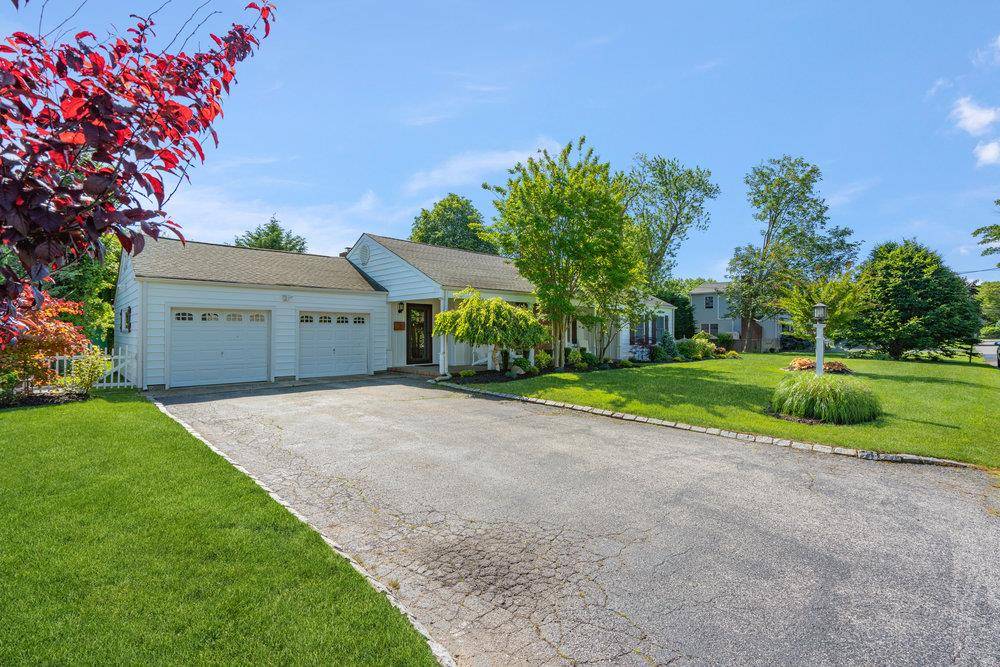 Amityville, NY 11701,24 Bayview PL