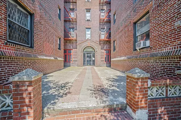 Woodside, NY 11377,39-82 65th Place #4F