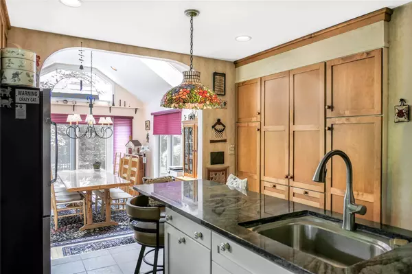 Bellport Village, NY 11713,184 S Country RD